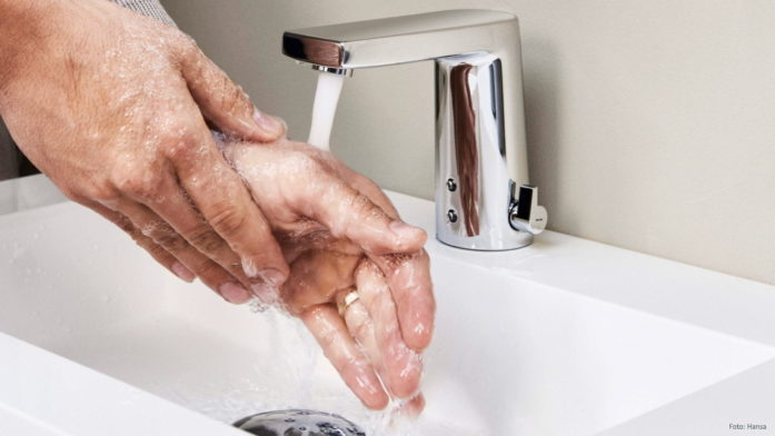 Zutaten für die optimale Händehygiene: Bei dieser Armatur kann mit dem seitlich angebrachten Mischhebel die Temperatur auch manuell angepasst werden.