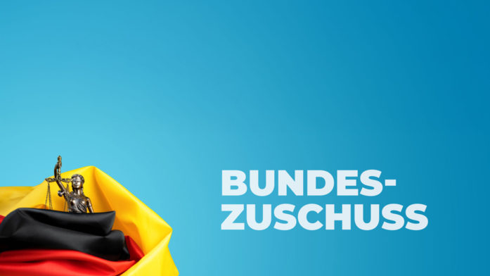 Collage: Justizia, Deutschlandfahne und der Schriftzug "Bundeszuschuss"