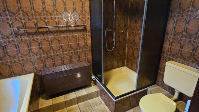 Badumbau-Zuschuss ist wieder da: Unser Foto zeigt ein renovierungsbedürftiges altes Badezimmer