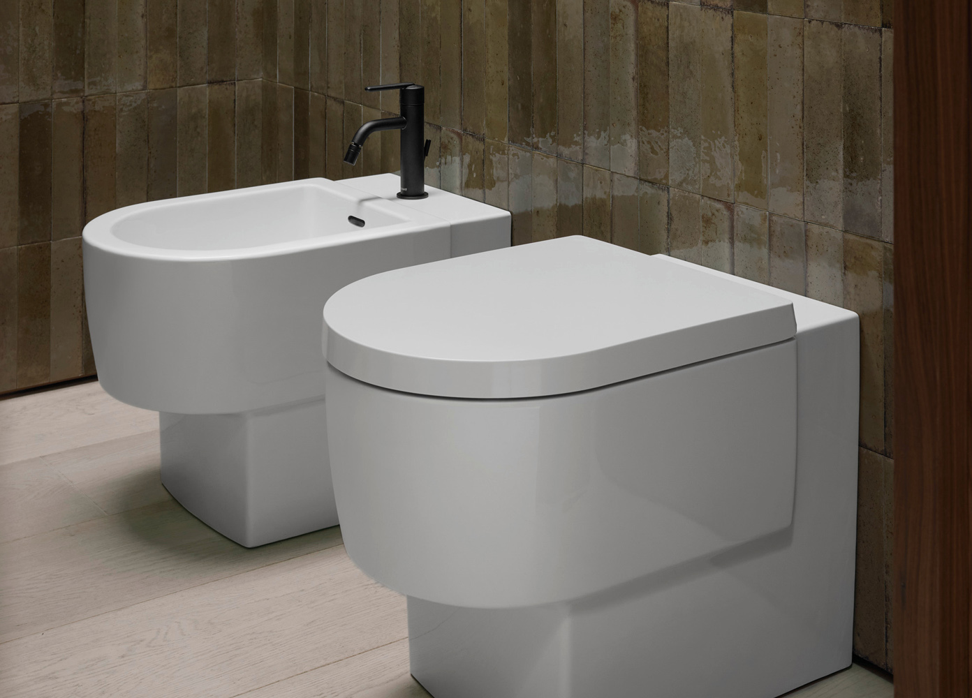 Interview mit Ursula Bolhuis: Auf unserem Foto stehen ein Bidet und ein WC nebeneinander.