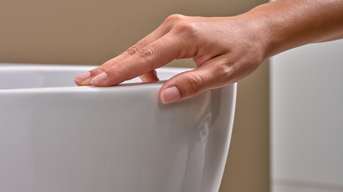 Interview mit Ursula Bolhuis: Eine Hand fühlt die Beschichtung auf einem WC.