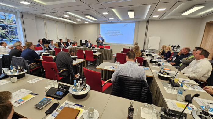 Innovationsdialog des ZVSHK setzt neue Impulse für barrierefreie Bäder: Zusammenarbeit zwischen Handwerk, Industrie und Pflege. Das Foto zeigt den Veranstaltungsraum mit rund 40 Teilnehmern.