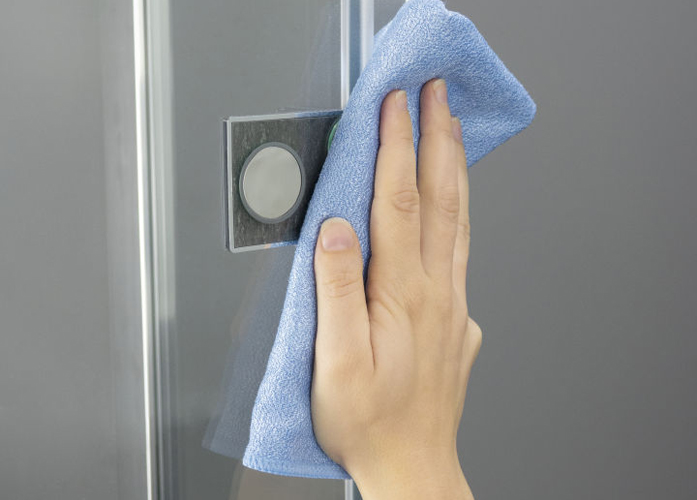 Interview mit Ursula Bolhuis: Das Foto zeigt eine beschichtete Glaswand, die mit einem Lappen gereinigt wird.