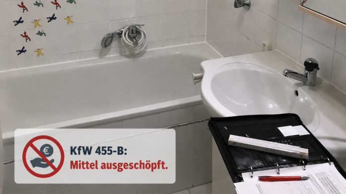 Aus für Badumbau-Zuschuss: Unser Foto zeigt ein nicht barrierefreies Bad mit einem Overlay, auf dem steht: KfW 455-B: Mittel ausgeschöpft