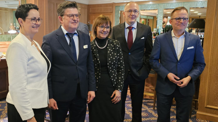 Gruppenbild beim parlamentarischen Abend. Badmodernisierung für ambulante Pflege.