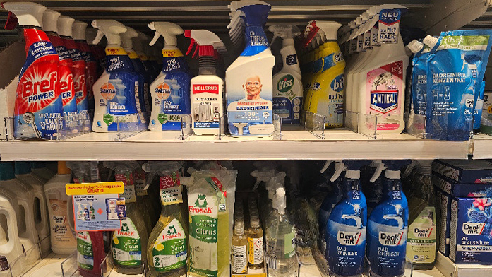 Interview mit Ursula Bolhuis: Unser Foto zeigt ein Regal im Drogeriemarkt mit vielen verschiedenen Reinigern.
