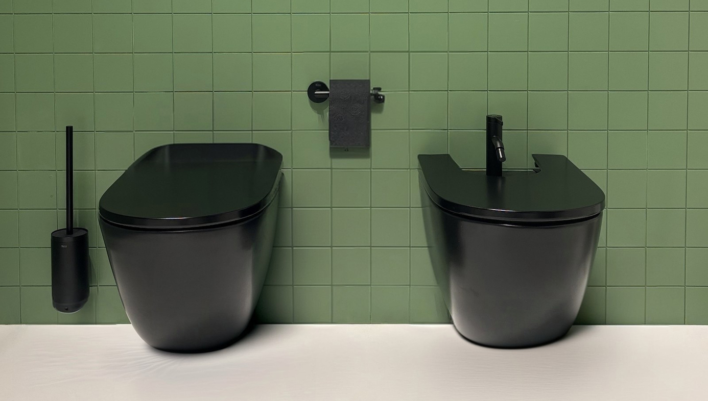 Interview mit Gudrun Kaiser: Unser Foto zeigt Toilette, Bidet, Toilettenbürste und Papierrollenhalter jeweils in schwarz. 