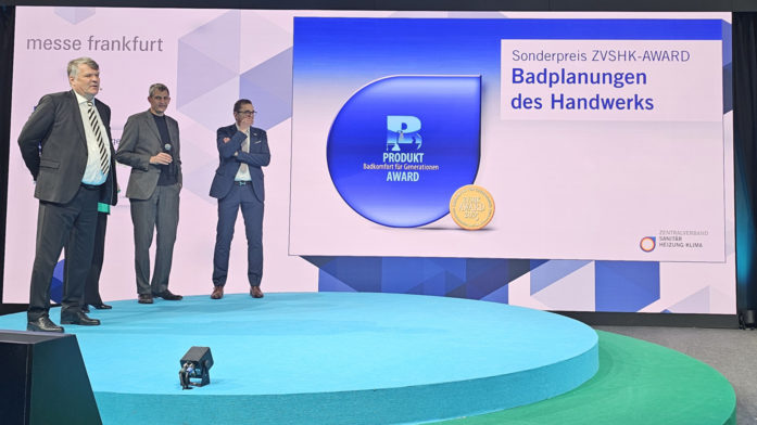 Frank Ebisch, Mathias Knigge und Michael Hilpert (v. l.) auf der Bühne der ISH 2025 vor der Präsentation zum Sonderpreis „Badplanungen des Handwerks“.