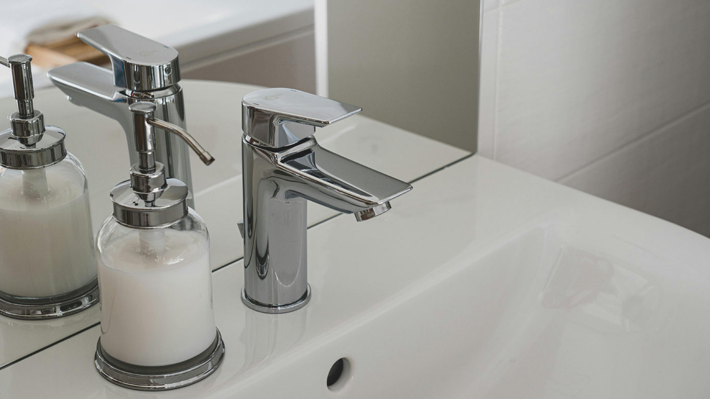 Interview mit Ursula Bolhuis: Das Foto zeigt ein Waschbecken mit Armatur und Seifenspender. Dahinter ist ein Spiegel unmittelbar über dem Waschbecken angebracht.